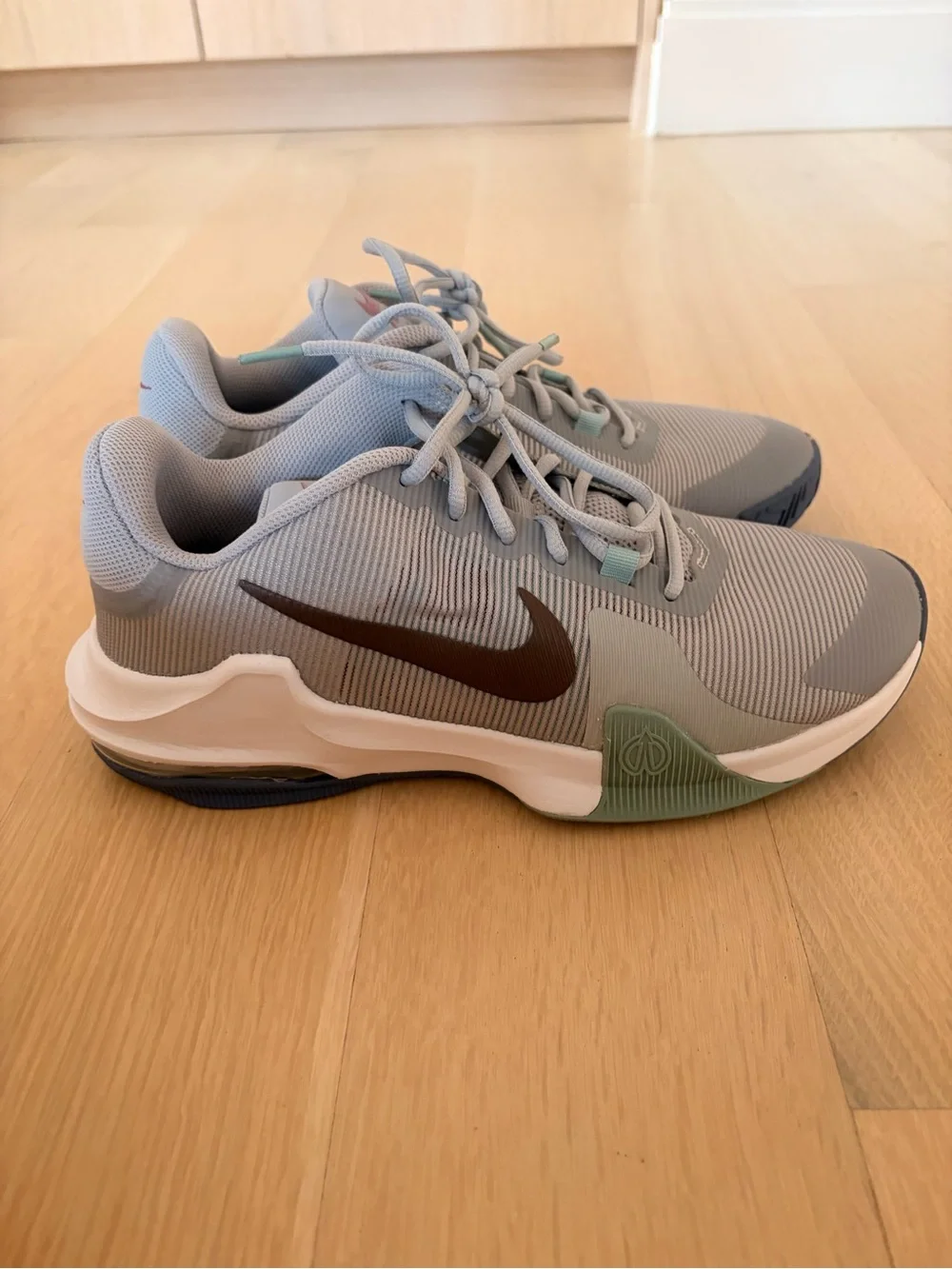 Never Worn! Nike Impact 4 Light Grey Sneakers